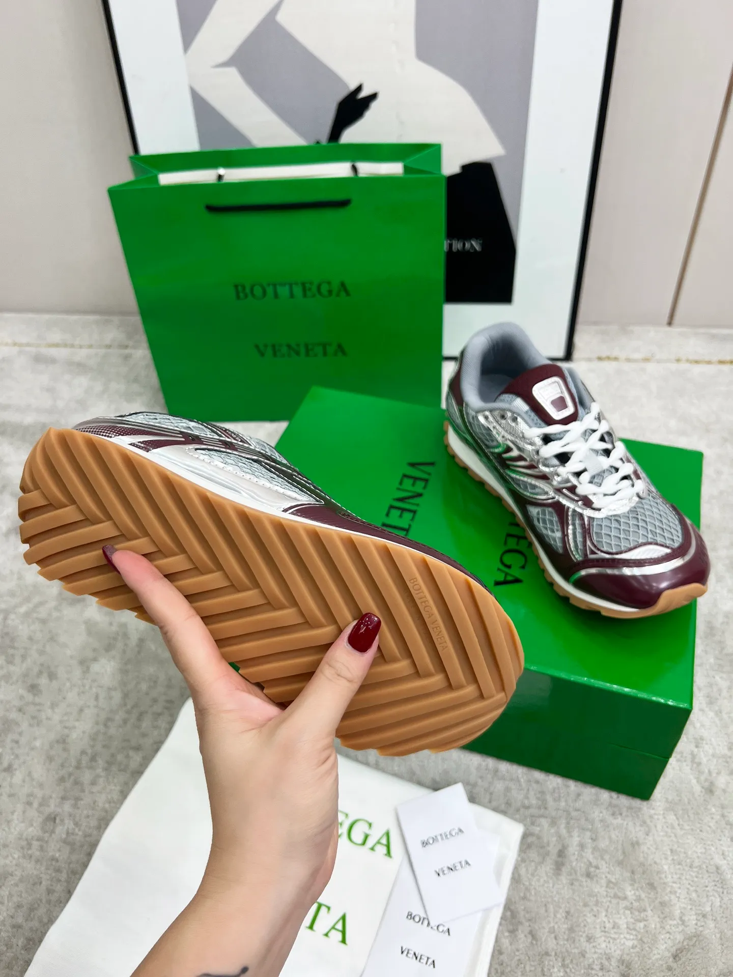 P540. Top version (couples model) Bottega Veneta Bottega Veneta 23ss autumn and winter show BV Orbit sneakers Wang Yibo's same style couples casual shoes dad shoes! Runner sneakers! Original purchase and development!  Made of original lightweight technical mesh fabric, the same as the original version! The process is complicated!  Paired with a rubber outsole designed with a geometric pattern, the high version of the Wang Zha series is actually much taller, but the legs still look slim. Very nice. Durable and playable, standard and version-matching shoe package technology, look for high-end versions. The original outsole is exclusively molded, and the color-blocked TPU outsole is used. The material and weight are the same as the original!  Size: #Female 35-41 (40 and 41 customized sizes are non-refundable) Male 39-45 (45 size customized are non-returnable and exchangeable)